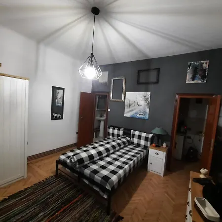Central Studio Apartment *